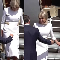 Neprijatan trenutak na aerodromu u Londonu: Brigitte Macron odbila suprugovu ruku pri izlasku iz aviona