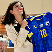 Darijana Katić poklonila Sabini Ćudić dres njenog rođaka i reprezentativca Nikole Katića s brojem 18
