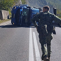Vojnici EUFOR-a spasili momka iz kamiona koji se prevrnuo jer je pokušavao izbjeći auto