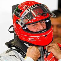 Michael Schumacher potpisao kacigu: "To je prvi pozitivan signal, gotovo znak života"