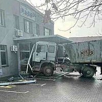 Bijeljina: Vozač izgubio kontrolu nad kamionom i udario u zgradu preduzeća