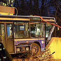 Minhen: Autobus udario u betonsku ogradu, poginula 13-godišnja putnica