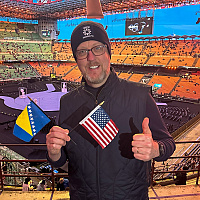 Poruka Ambasade SAD-a u BiH iz Milana: Daniel Koski na otvaranju ZOI nosio kapu Sarajevo '84