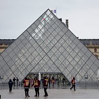 Francuska policija razotkrila šemu prevare s ulaznicama od 10 miliona eura u Louvreu, uhapšeno devet osoba