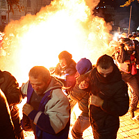 Haos na protestima u Albaniji: Demonstranti bacali Molotovljeve koktele i pirotehniku na zgradu vlade