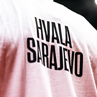 Sve spremno za spektakl: Košarkaši Dubaija na zagrijavanju sa majicama "Hvala Sarajevo"