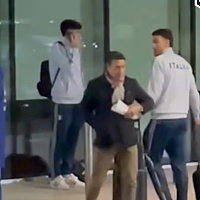 Pogledajte kako je protekao povratak Italijana kući: Bastoni izolovan s telefonom u rukama, Donnarumma šokiran