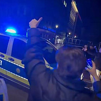 U trenutku slavlja bh. dijaspore u Njemačkoj, iz policijskog kombija odjekivalo: "Idemo, idemo, uživajte"