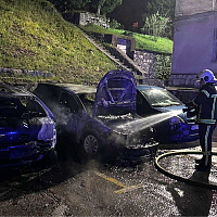 U Mostaru uhapšene dvije osobe zbog sumnje da su u dvorištu škole zapalile više vozila