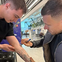 Navijač BiH tražio od Edina Džeke da mu se potpiše na ruku pa napravio tetovažu