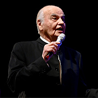 Zvonko Bogdan performed at BKC accompanied by an orchestra, with the audience enjoying old-town tamburitza music.