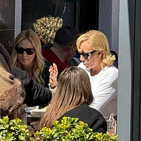 Lepa Brena snimljena u Tuzli pred večerašnji koncert, prošetala gradom pa probala ćevape