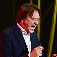 Zdravko Čolić held his fourth concert at Zetra, with Džanan Musa presenting him with a Dubai jersey before the performance.