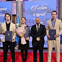 "The Wall and Soul of the City": Sixth April Awards Ceremoniously Presented to Elvir Karalić and Obala Art Center in the Council Hall