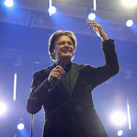 Zdravko Čolić concluded a series of five concerts in Sarajevo with tonight's performance, receiving a standing ovation from Zetra.