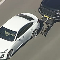 Disturbing footage / Police chase in the US ends tragically: Driver crashes into concrete wall and dies