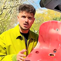 A fan ripped a seat from Bilino Polje and took it to Germany for Demirović to sign, see what happened.