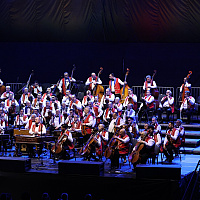 The "One Hundred Roma Violins" Orchestra delighted Sarajevo, Hungarian musicians sparked audience applause.