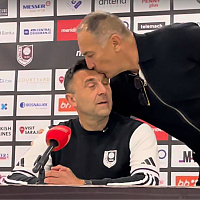 See how Štimac interrupted the Sarajevo press to kiss Cvitanović on the forehead.