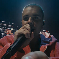 Justin Bieber was the star of the evening at Coachella, but fans were not thrilled: He took the stage in a hoodie and with a laptop.