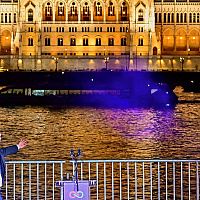 Look at the victorious walk of the Magyars through Budapest: Thousands of supporters greeted him with lit torches.
