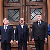 Austrian President welcomed with military honors in front of the Presidency of BiH, met with Bećirović and Komšić