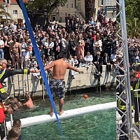 Neobičan običaj u Baškoj Vodi: Takmičari preko lojave grede postavljene iznad mora pokušali doći do janjeta