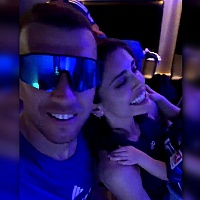 Proslavi Schalkea se pridružila i Amra Džeko, zajedno je s Edinom otpjevala "Je l' Saraj'vo gdje je nekad bilo"