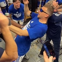 Dijamant u središtu Schalkeovog slavlja: Pogledajte "ludi" ples Džeke u svlačionici kluba iz Gelsenkirchena