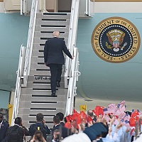 "Ništa iz Kine ne smije u avion": Američka delegacija bacila sve  predmete koje su im dali kineski zvaničnici