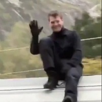 Muškarac u Norveškoj snimio Toma Cruisea dok ležerno sjedi na krovu voza u pokretu, glumac mu mahnuo