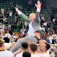 Euforični spiker na Bosninim utakmicama završio u zraku, igrači Studenata ga “nagradili” za sjajnu sezonu