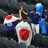 Japanski navijači nakon završetka utakmice na Mundijalu skupljali smeće i čistili stadion, snimci osvojili mreže