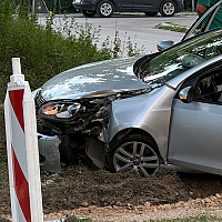 Sarajevo: Saobraćajna nesreća na Alipašinom Polju, vozilo od siline udara uništilo semafor