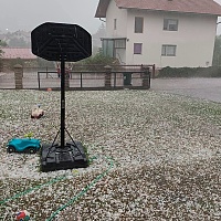 Nevrijeme uz jaku kišu i led već zahvatilo bh. gradove, slijedi nagla promjena vremena
