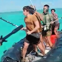Objavljen snimak sukoba Filipinaca i Kineza u Južnom kineskom moru: Koristili vesla i duge motke
