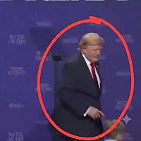 Mališan "ukrao" Trumpov trenutak: Morao ga ganjati na bini pa iskoristio trenutak da se našali na Bidenov račun
