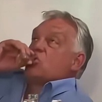 Viktor Orban snimljen u neprepoznatljivom izdanju u Srbiji: Muzičari mu svirali na uho, on uživao u rakiji