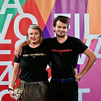 Tanja Đurović sa sinom na gala zabavi SFF-a, stigli u majicama sa zanimljivim natpisima: "Opet s mamom na festival"