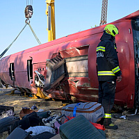 Teška nesreća u Mađarskoj: 12 osoba poginulo nakon prevrtanja autobusa, vozač odmah uhapšen