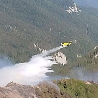 Novi udari groma izazvali dodatne požare: Helikopteri OS BiH i hrvatski kanaderi gase vatru kod Bosanskog Grahova