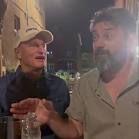 Veselo druženje u Sarajevu: Goran Navojec zapjevao pjesmu Miše Kovača, pridružio mu se i Woody Harrelson