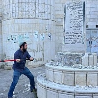 Izraelski političar u pratnji vojske uništavao spomenik posvećen ubijenim Palestincima, kamere sve snimile