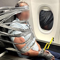 Drama na letu American Airlinesa: Muškarac izazvao incident, putnici ga savladali i zalijepili za sjedište