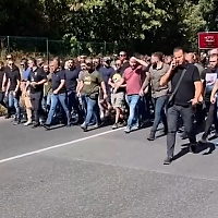 Stotine navijača Crvene zvezde došlo da oda počast zločincu Mladiću: Na oproštaju od krvnika i vrh kluba