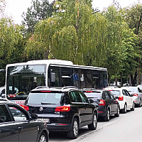 Banja Luka pod saobraćajnim pritiskom: Kolone na ulicama, nervoza među vozačima, pješaci jedva prolaze