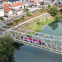 Nacionalistički performans na granici BiH i Srbije: "Mladi" spojili srbijansku i zastavu RS-a na mostu u Zvorniku