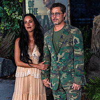 Kao da su krenuli na dva različita događaja: Brad Pitt i Ines de Ramon privukli pažnju modnim izdanjima