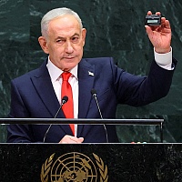 Teatralno obraćanje Netanyahua: Pokazivao pejdžer i Starlinkov uređaj, negirao genocid u Gazi i optuživao druge
