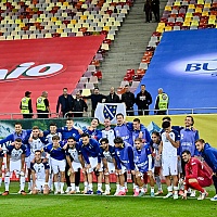 Nogometaši BiH proslavili pobjedu s grupom navijača koja je uspjela ući na stadion u Bukureštu